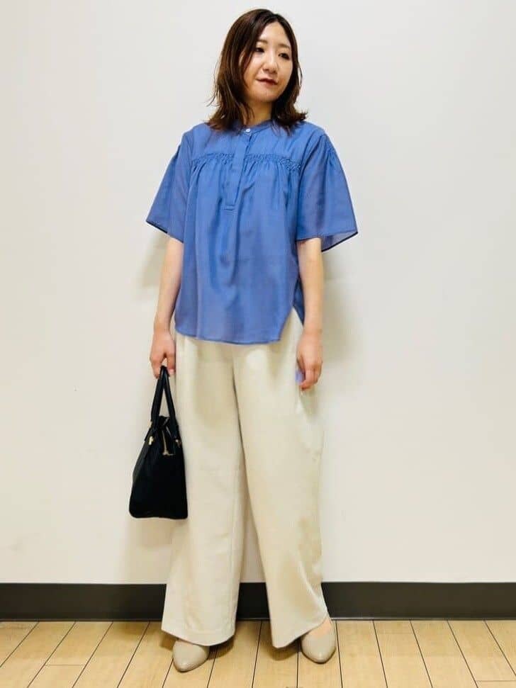 ブルー系のシャツ/ブラウス、ベージュ系のその他パンツ、ブラック系のトートバッグを着用したレディースの夏コーディネートの3枚目の写真
