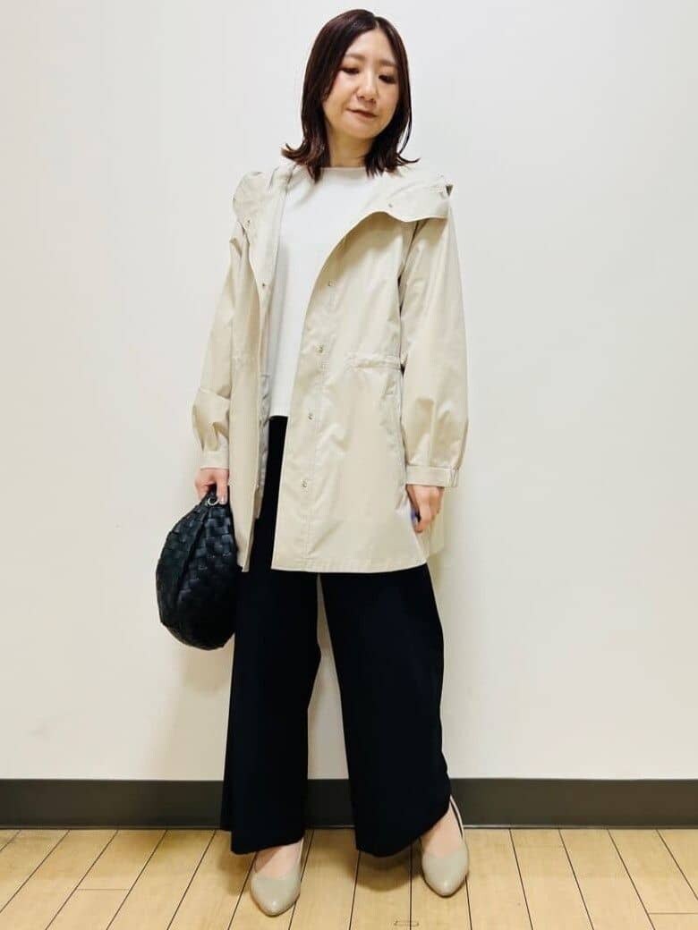ベージュ系のその他アウター、ベージュ系のシャツ/ブラウス、ブラック系のその他パンツを着用したレディースの春コーディネートの2枚目の写真