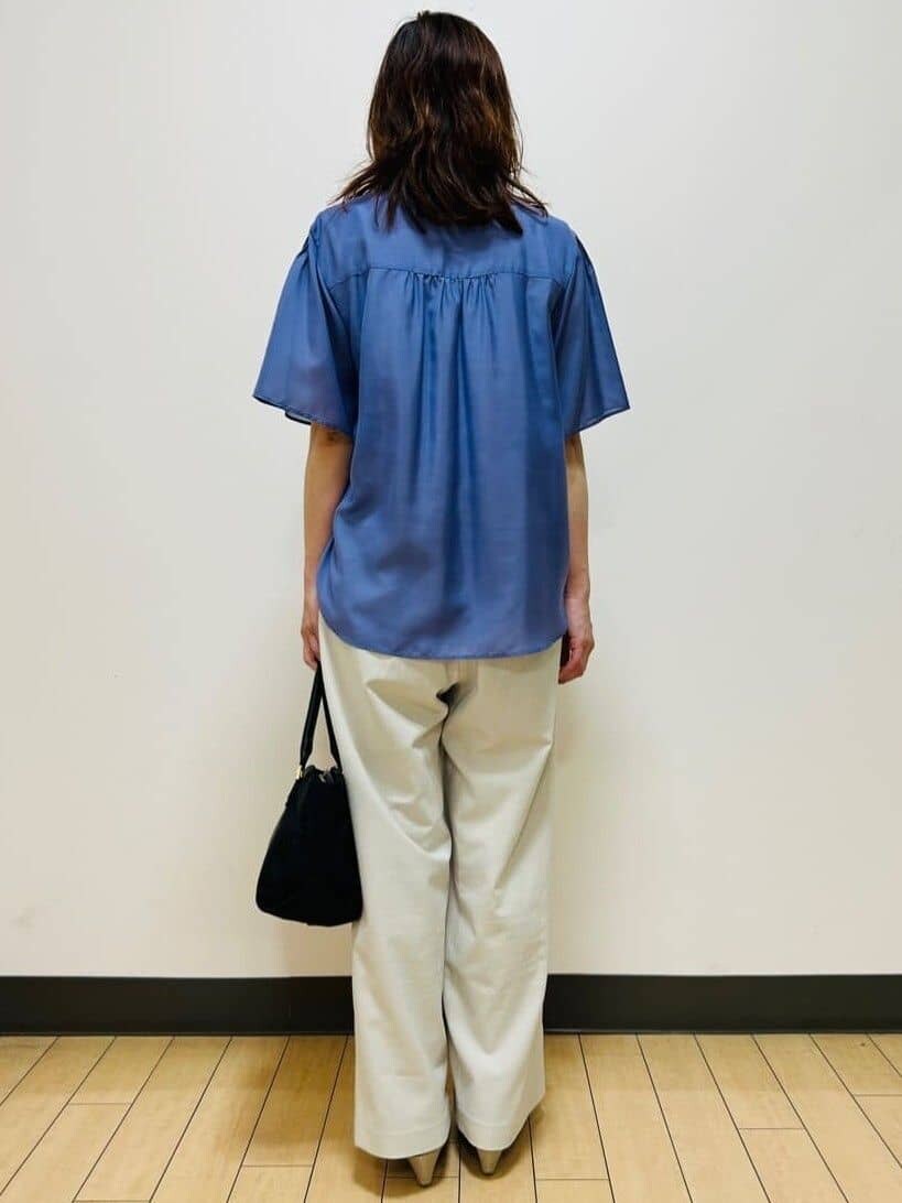 ブルー系のシャツ/ブラウス、ベージュ系のその他パンツ、ブラック系のトートバッグを着用したレディースの夏コーディネートの7枚目の写真