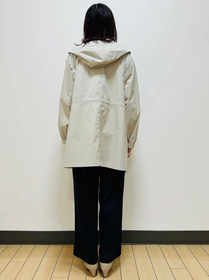 ベージュ系のその他アウター、ベージュ系のシャツ/ブラウス、ブラック系のその他パンツを着用したレディースの春コーディネートの6枚目の写真
