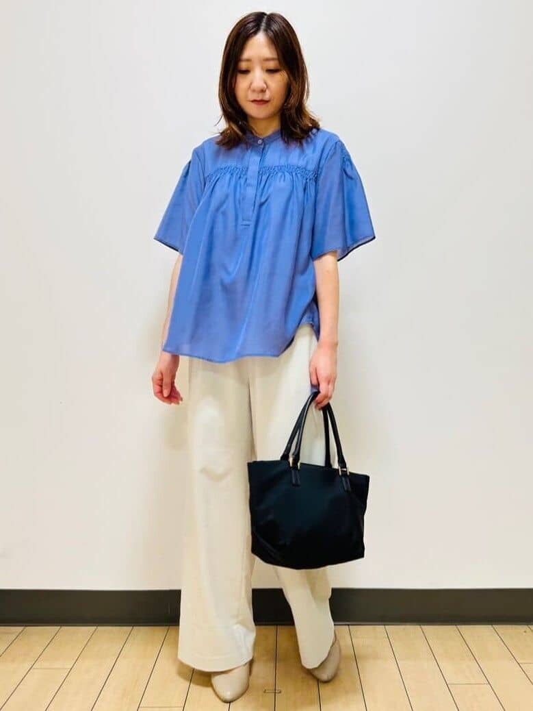 ブルー系のシャツ/ブラウス、ベージュ系のその他パンツ、ブラック系のトートバッグを着用したレディースの夏コーディネートの4枚目の写真