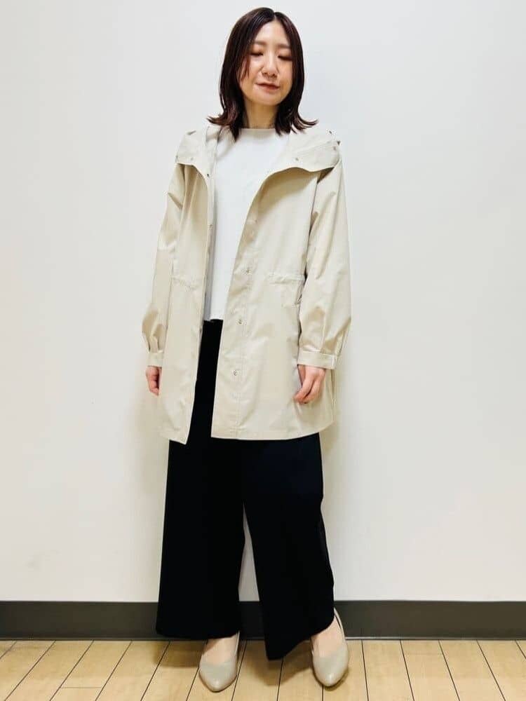 ベージュ系のその他アウター、ベージュ系のシャツ/ブラウス、ブラック系のその他パンツを着用したレディースの春コーディネートの4枚目の写真