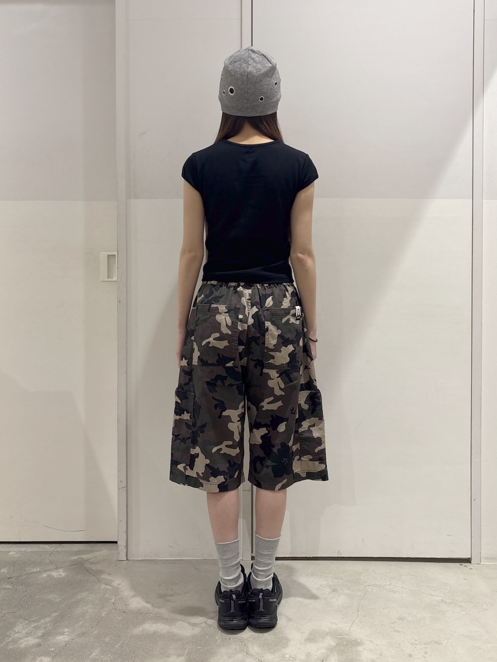 その他のその他パンツ、ブラック系のTシャツ/カットソー、グレー系のニットキャップ/ビーニーを着用したレディースの春コーディネートの2枚目の写真