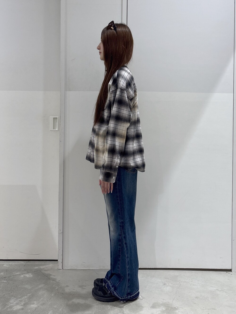 ブラック系のシャツ/ブラウス、レッド系のTシャツ/カットソー、ブルー系のデニムパンツを着用したレディースの春コーディネートの4枚目の写真