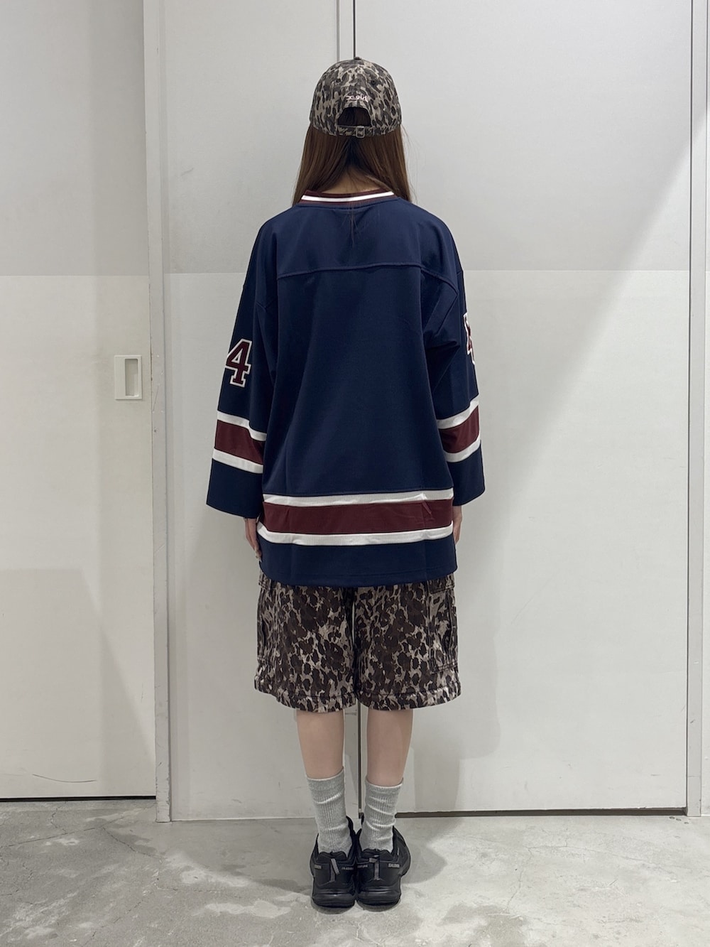 ベージュ系のカーゴパンツ、ブルー系のワンピース、ベージュ系のキャップを着用したレディースの夏コーディネートの3枚目の写真