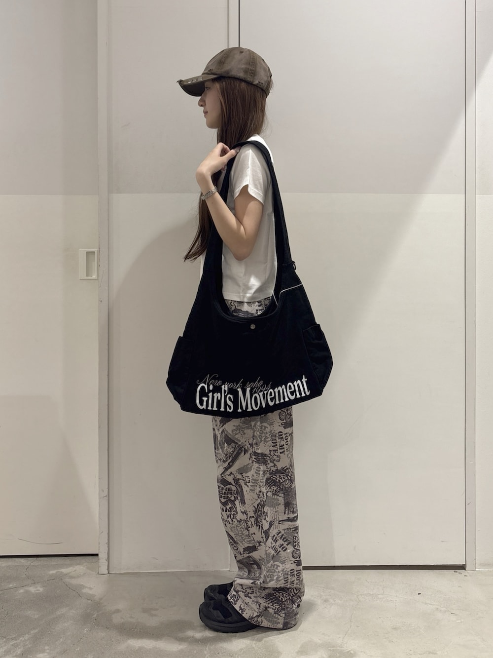 その他のその他パンツ、ブラック系のショルダーバッグ、ホワイト系のTシャツ/カットソーを着用したレディースの夏コーディネートの2枚目の写真