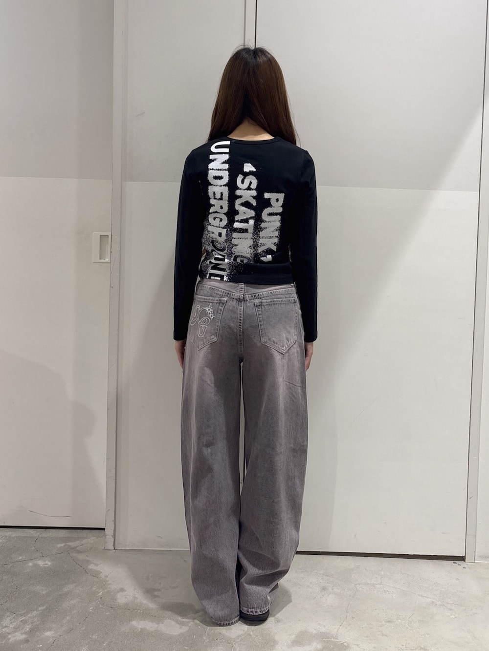 ピンク系のデニムパンツ、ピンク系のデニムジャケット、ブラック系のショルダーバッグを着用したレディースの秋コーディネートの5枚目の写真