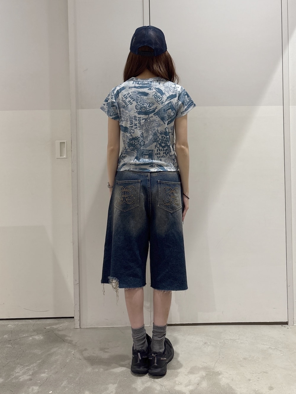 ブルー系のデニムパンツ、ブルー系のTシャツ/カットソー、ホワイト系のベルトを着用したレディースの夏コーディネートの3枚目の写真