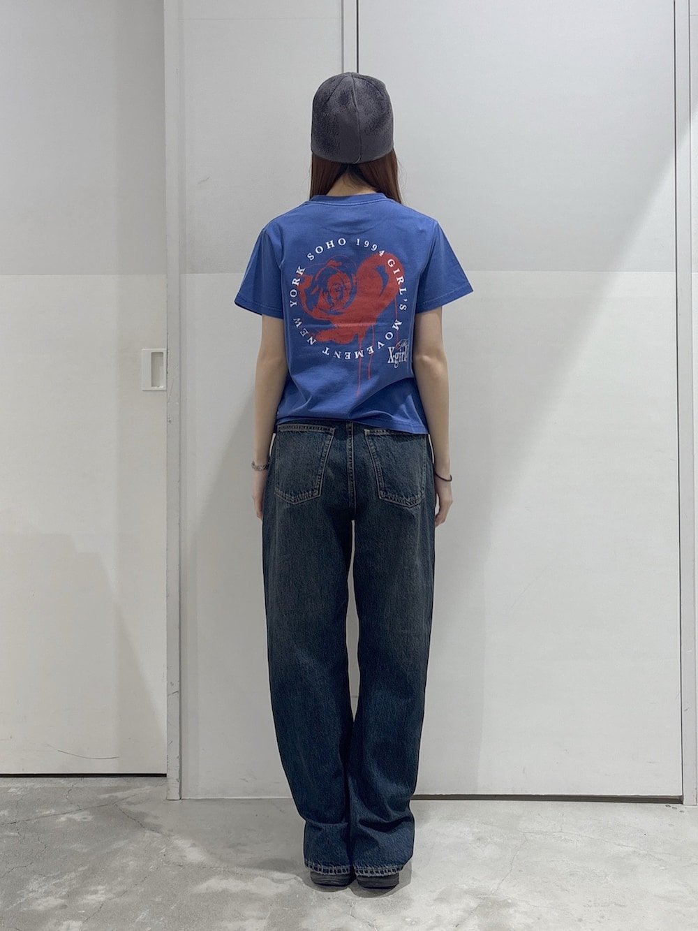 ブラック系のパーカー、ブルー系のデニムパンツ、ブルー系のTシャツ/カットソーを着用したレディースの春コーディネートの4枚目の写真