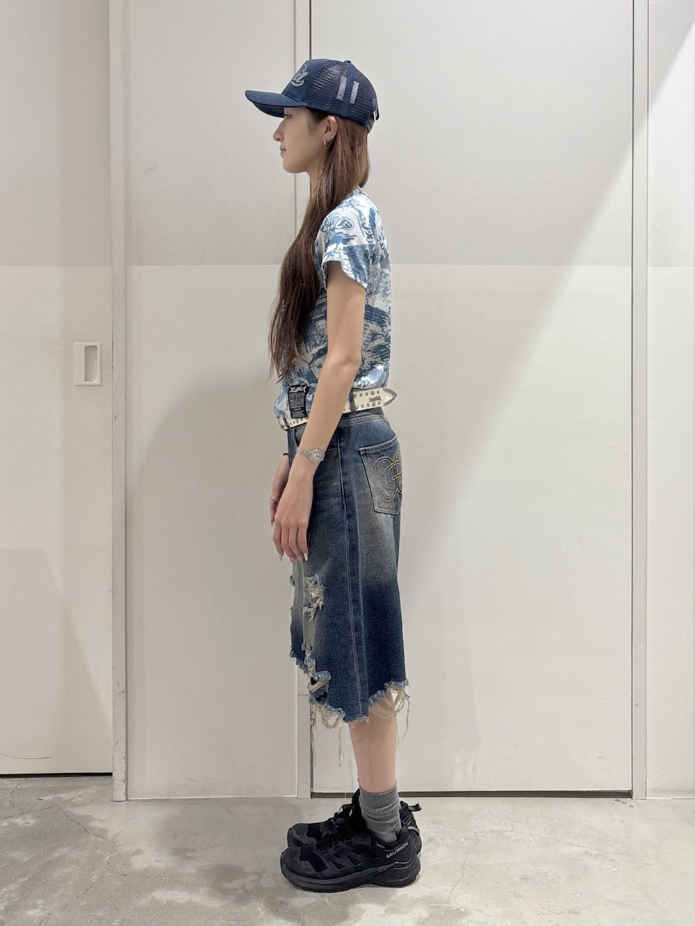 ブルー系のデニムパンツ、ブルー系のTシャツ/カットソー、ホワイト系のベルトを着用したレディースの夏コーディネートの2枚目の写真
