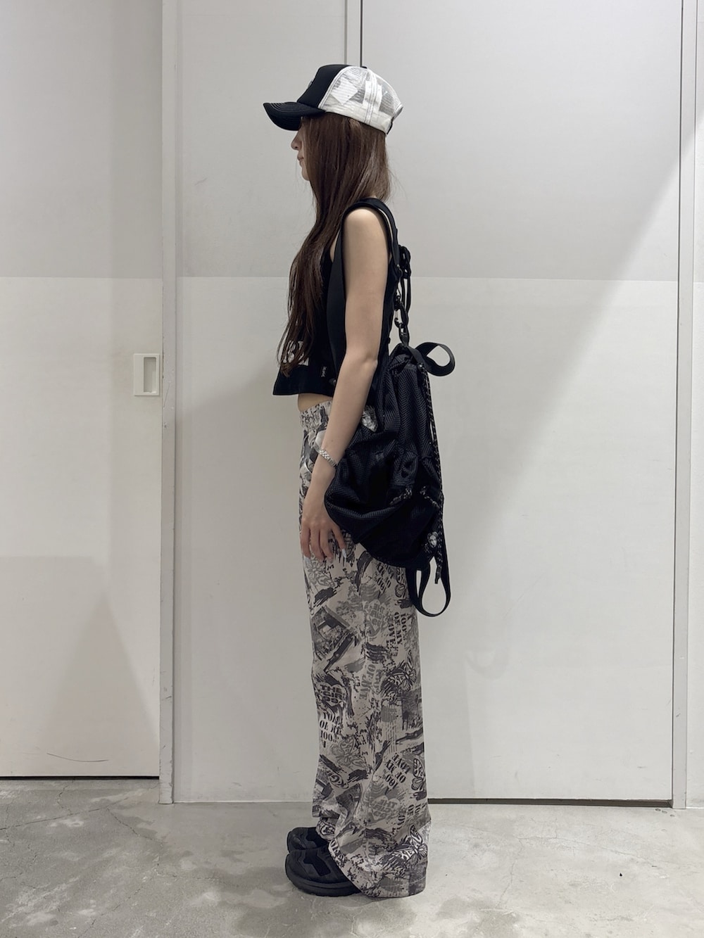 その他のその他パンツ、ブラック系のタンクトップ、ブラック系のバックパック/リュックを着用したレディースの夏コーディネートの2枚目の写真