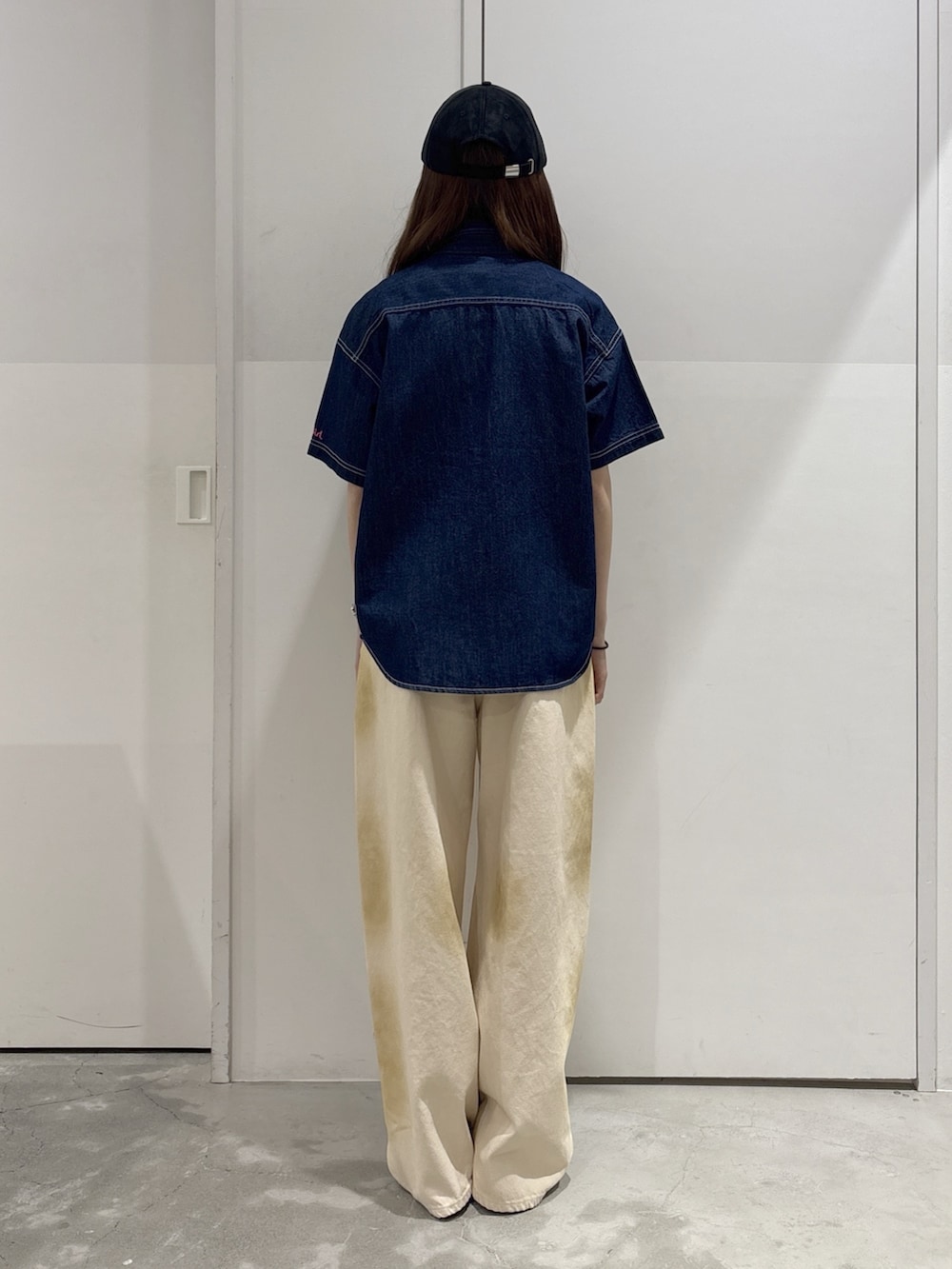 ホワイト系のデニムパンツ、ブルー系のシャツ/ブラウス、ピンク系のTシャツ/カットソーを着用したレディースの夏コーディネートの3枚目の写真