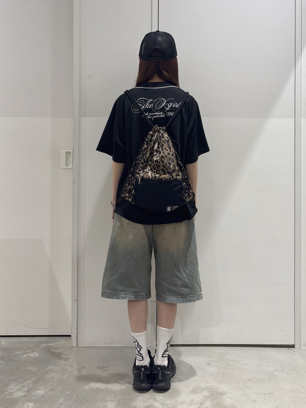 ブラック系のシャツ/ブラウス、ブルー系のデニムパンツ、ベージュ系のキャップを着用したレディースの春コーディネートの3枚目の写真