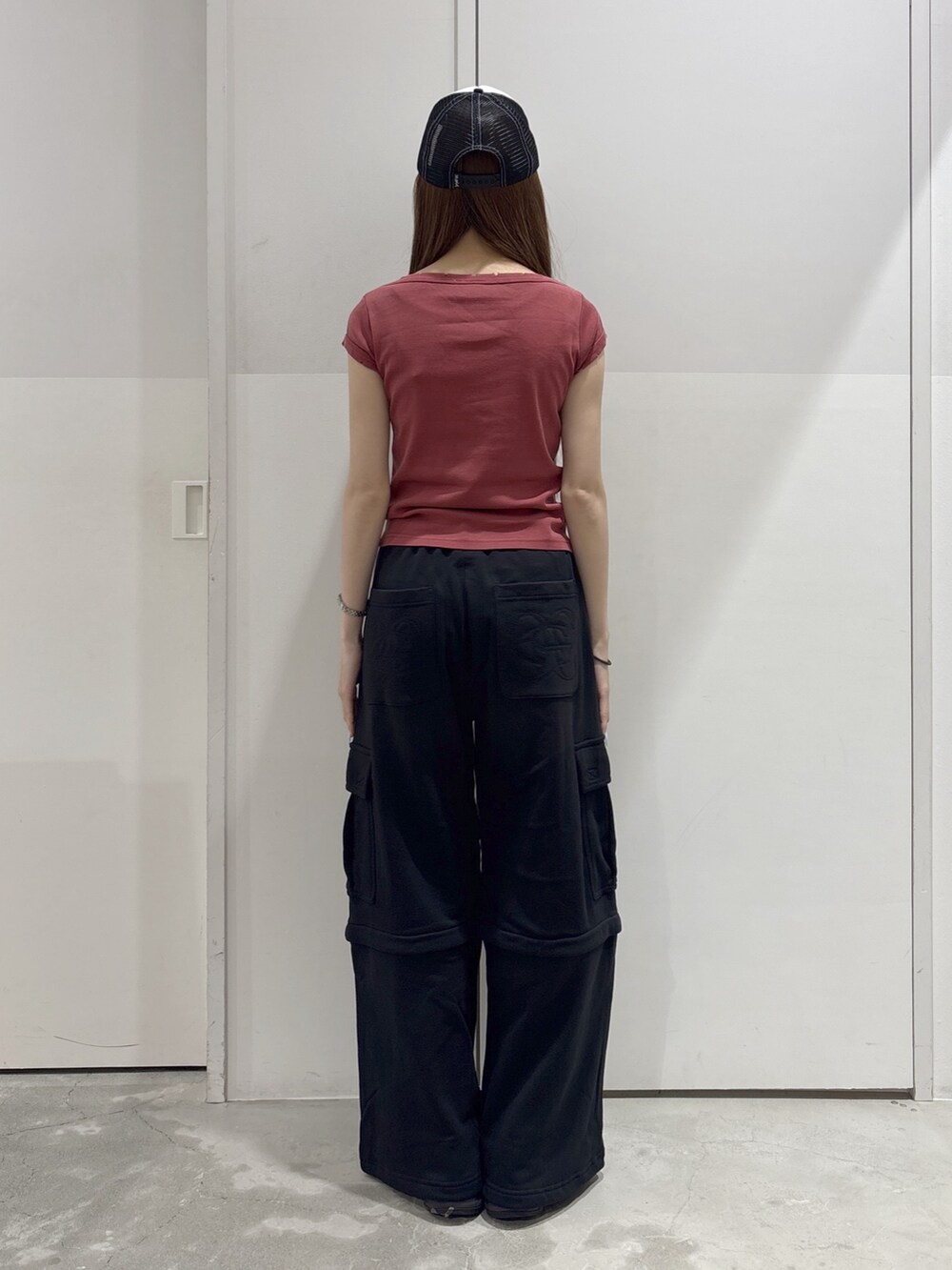 ブラック系のスウェットパンツ、レッド系のTシャツ/カットソー、ベージュ系のトートバッグを着用したレディースの夏コーディネートの3枚目の写真