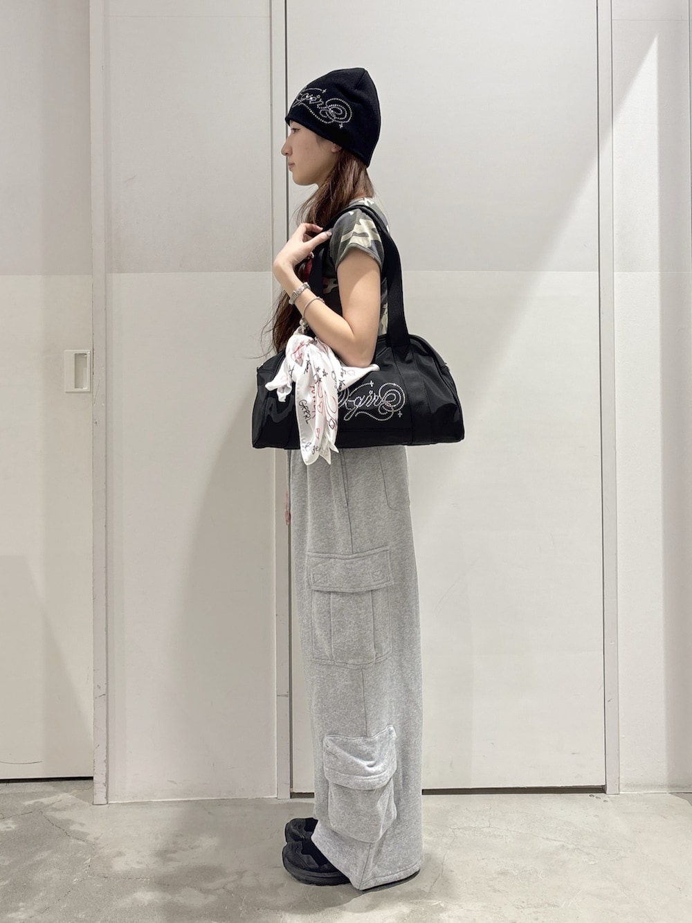 グレー系のスウェットパンツ、その他のTシャツ/カットソー、ブラック系のハンドバッグを着用したレディースの春コーディネートの2枚目の写真