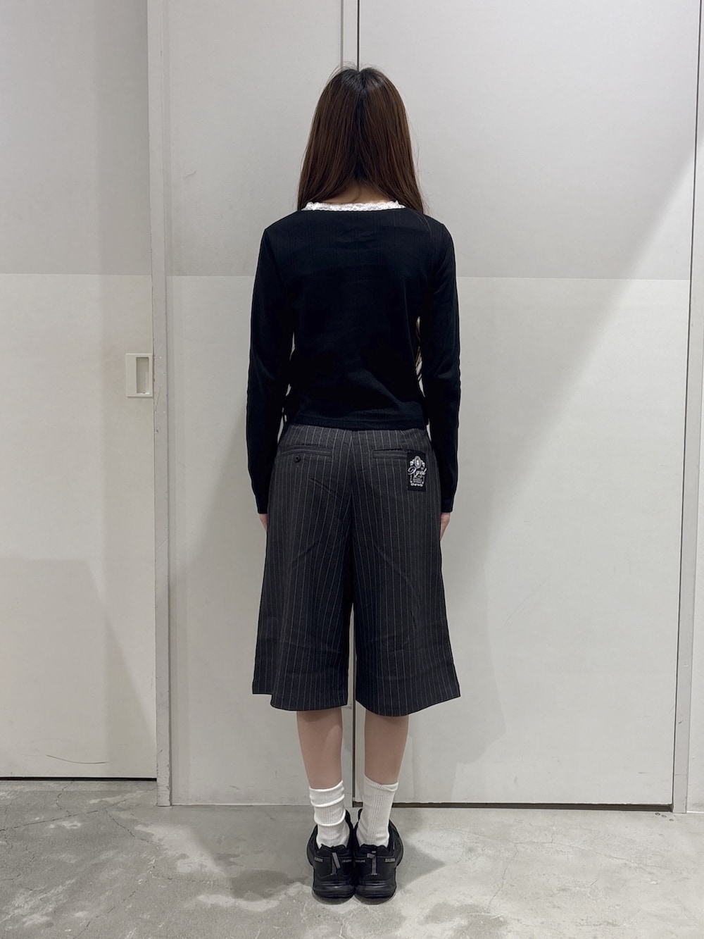 グレー系のその他パンツ、ブラック系のハンドバッグ、ブラック系のブルゾンを着用したレディースの秋コーディネートの5枚目の写真