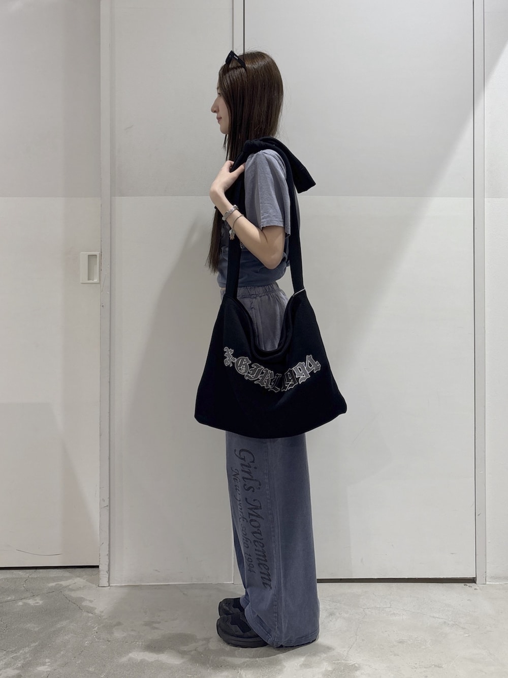 ブルー系のその他パンツ、ブルー系のTシャツ/カットソー、ブラック系のショルダーバッグを着用したレディースの夏コーディネートの2枚目の写真