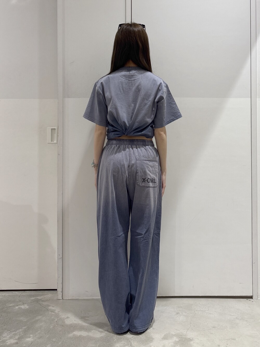 ブルー系のその他パンツ、ブルー系のTシャツ/カットソー、ブラック系のショルダーバッグを着用したレディースの夏コーディネートの3枚目の写真