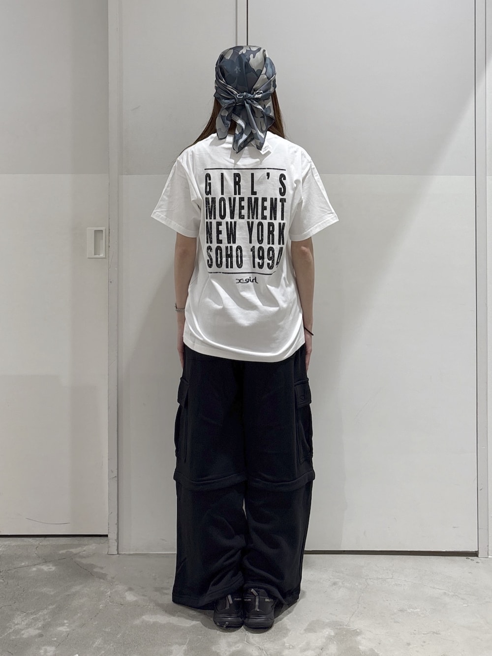 ブラック系のスウェットパンツ、ホワイト系のTシャツ/カットソー、ブルー系のショルダーバッグを着用したレディースの夏コーディネートの3枚目の写真