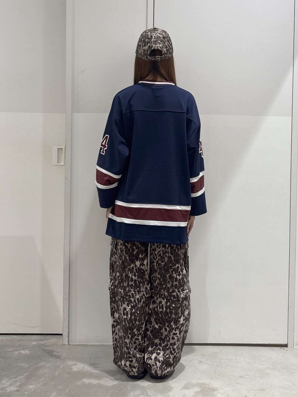 ベージュ系のカーゴパンツ、ブルー系のワンピース、ベージュ系のキャップを着用したレディースの夏コーディネートの5枚目の写真