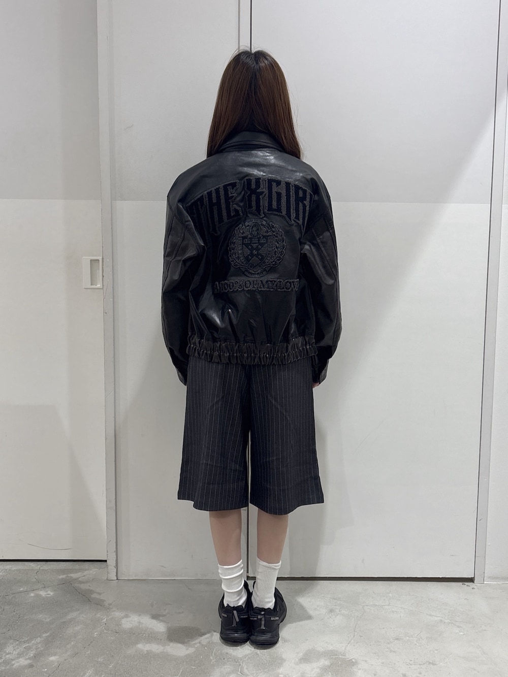 グレー系のその他パンツ、ブラック系のハンドバッグ、ブラック系のブルゾンを着用したレディースの秋コーディネートの3枚目の写真
