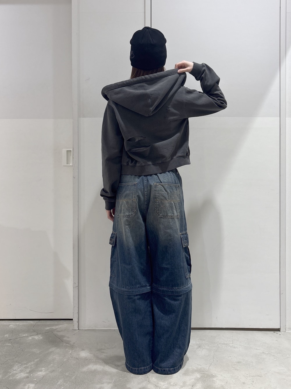 ブルー系のデニムパンツ、ホワイト系のTシャツ/カットソー、ブラック系のパーカーを着用したレディースの春コーディネートの3枚目の写真