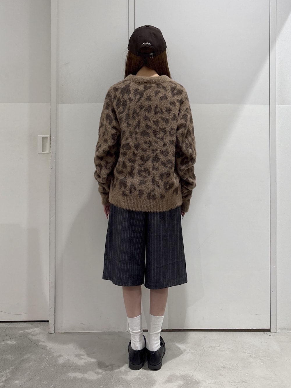 グレー系のその他パンツ、ベージュ系のニット/セーター、ブラック系のハンドバッグを着用したレディースの秋コーディネートの3枚目の写真