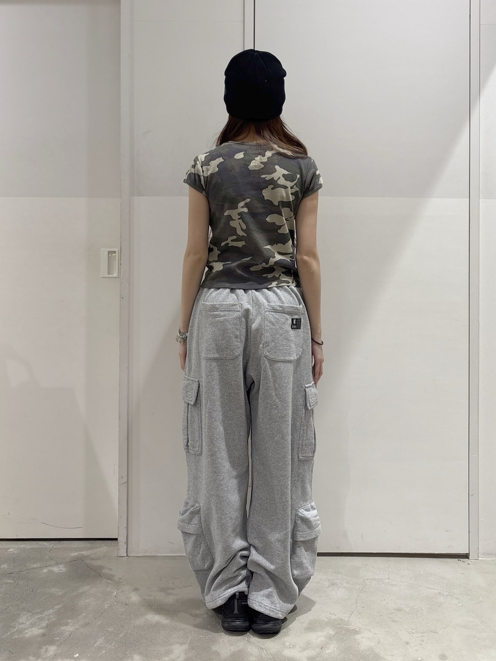 グレー系のスウェットパンツ、その他のTシャツ/カットソー、ブラック系のハンドバッグを着用したレディースの春コーディネートの3枚目の写真