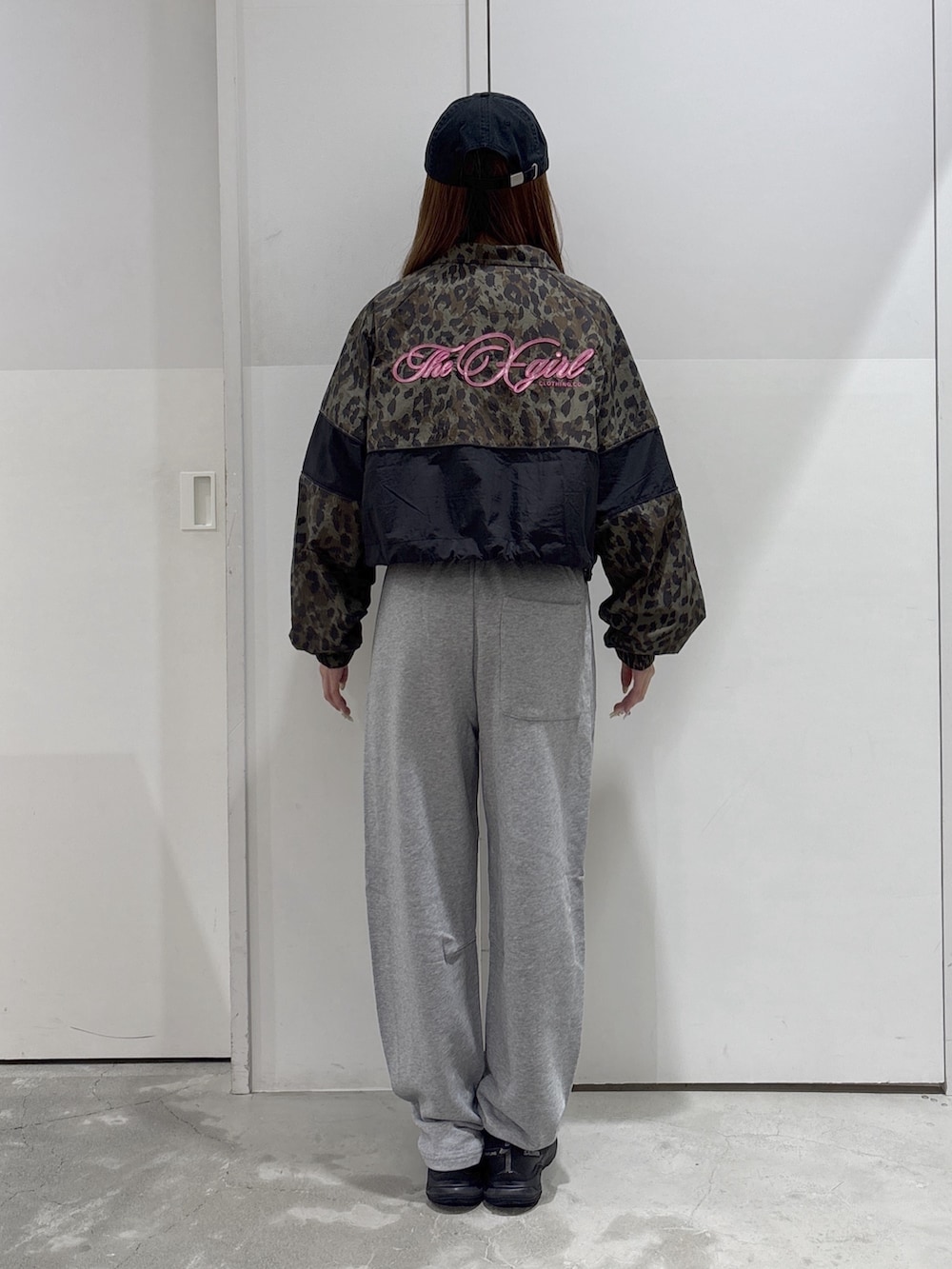 グレー系のスウェットパンツ、ベージュ系のブルゾン、ブラウン系のバックパック/リュックを着用したレディースの夏コーディネートの5枚目の写真