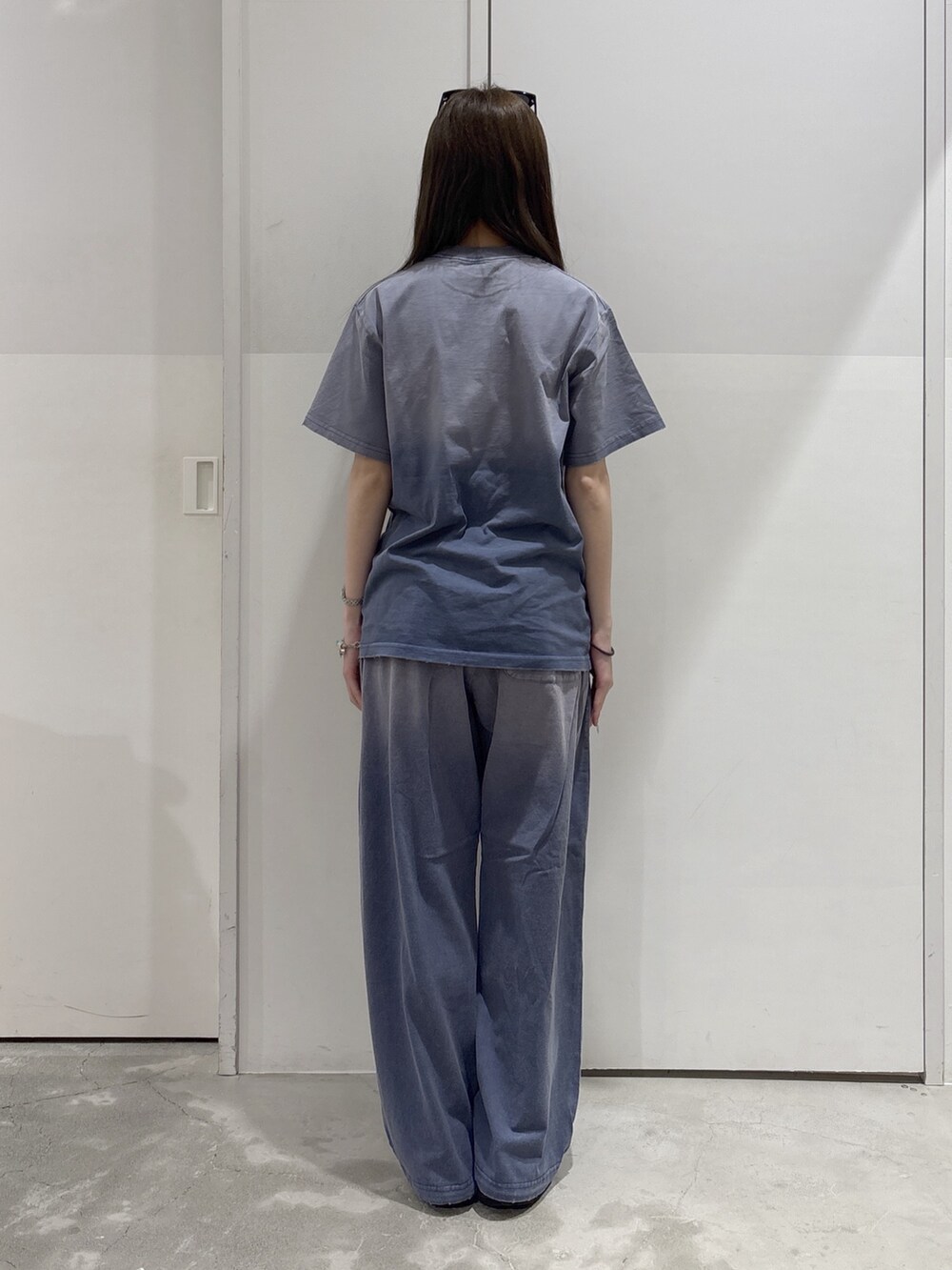 ブルー系のその他パンツ、ブルー系のTシャツ/カットソー、ブラック系のショルダーバッグを着用したレディースの夏コーディネートの4枚目の写真