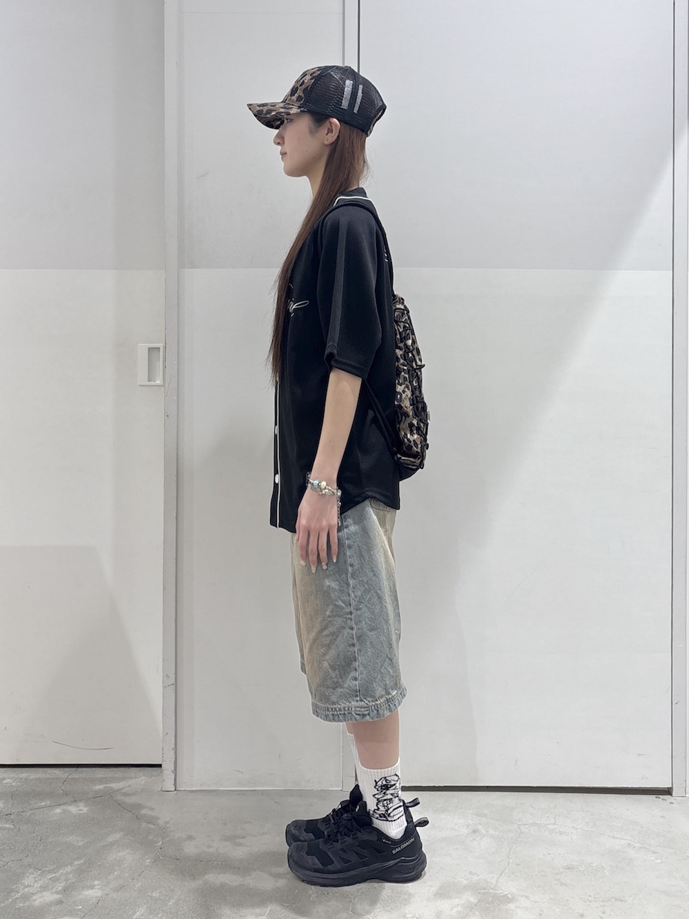 ブラック系のシャツ/ブラウス、ブルー系のデニムパンツ、ベージュ系のキャップを着用したレディースの春コーディネートの2枚目の写真