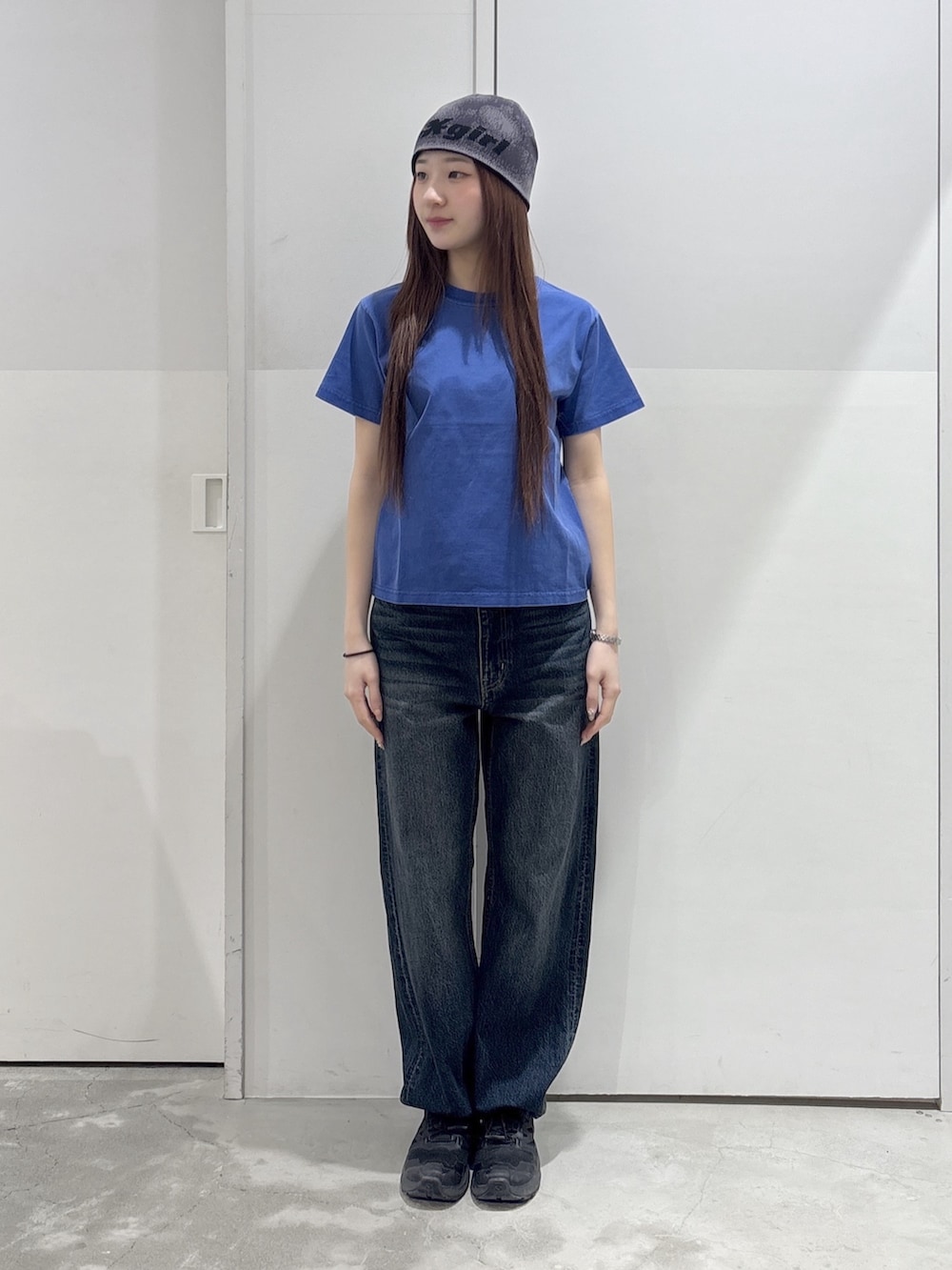 ブラック系のパーカー、ブルー系のデニムパンツ、ブルー系のTシャツ/カットソーを着用したレディースの春コーディネートの3枚目の写真