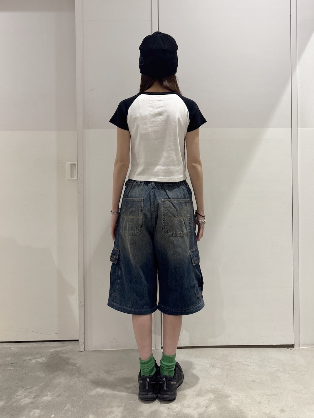 ブルー系のデニムパンツ、ホワイト系のTシャツ/カットソー、ブラック系のパーカーを着用したレディースの春コーディネートの5枚目の写真