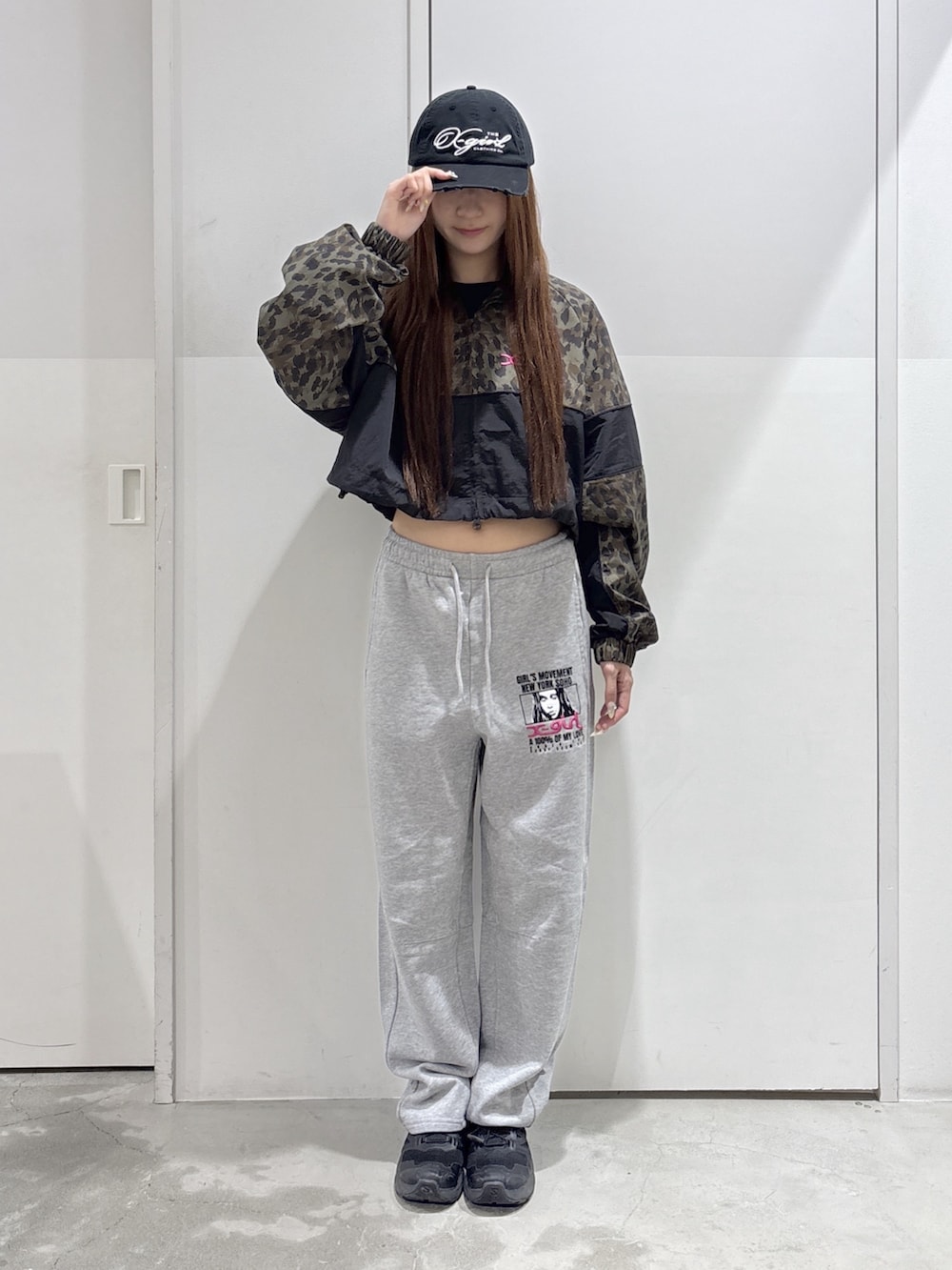 グレー系のスウェットパンツ、ベージュ系のブルゾン、ブラウン系のバックパック/リュックを着用したレディースの夏コーディネートの4枚目の写真