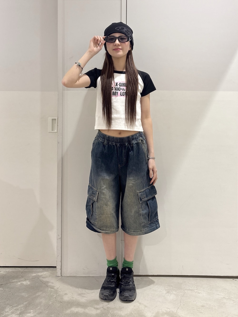 ブルー系のデニムパンツ、ホワイト系のTシャツ/カットソー、ブラック系のパーカーを着用したレディースの春コーディネートの4枚目の写真