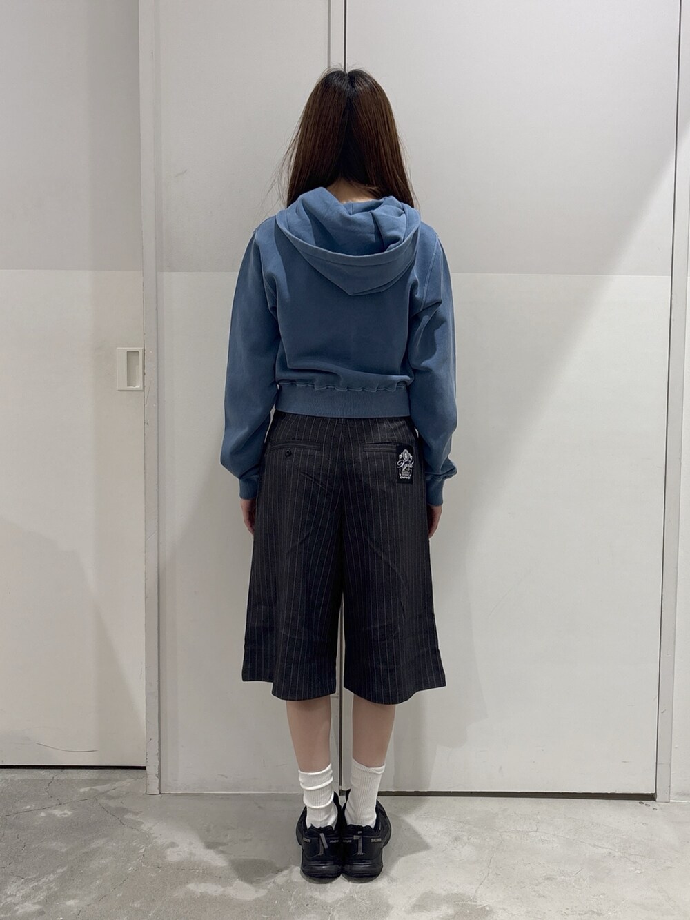 グレー系のその他パンツ、ブルー系のパーカー、ブラック系のTシャツ/カットソーを着用したレディースの秋コーディネートの3枚目の写真