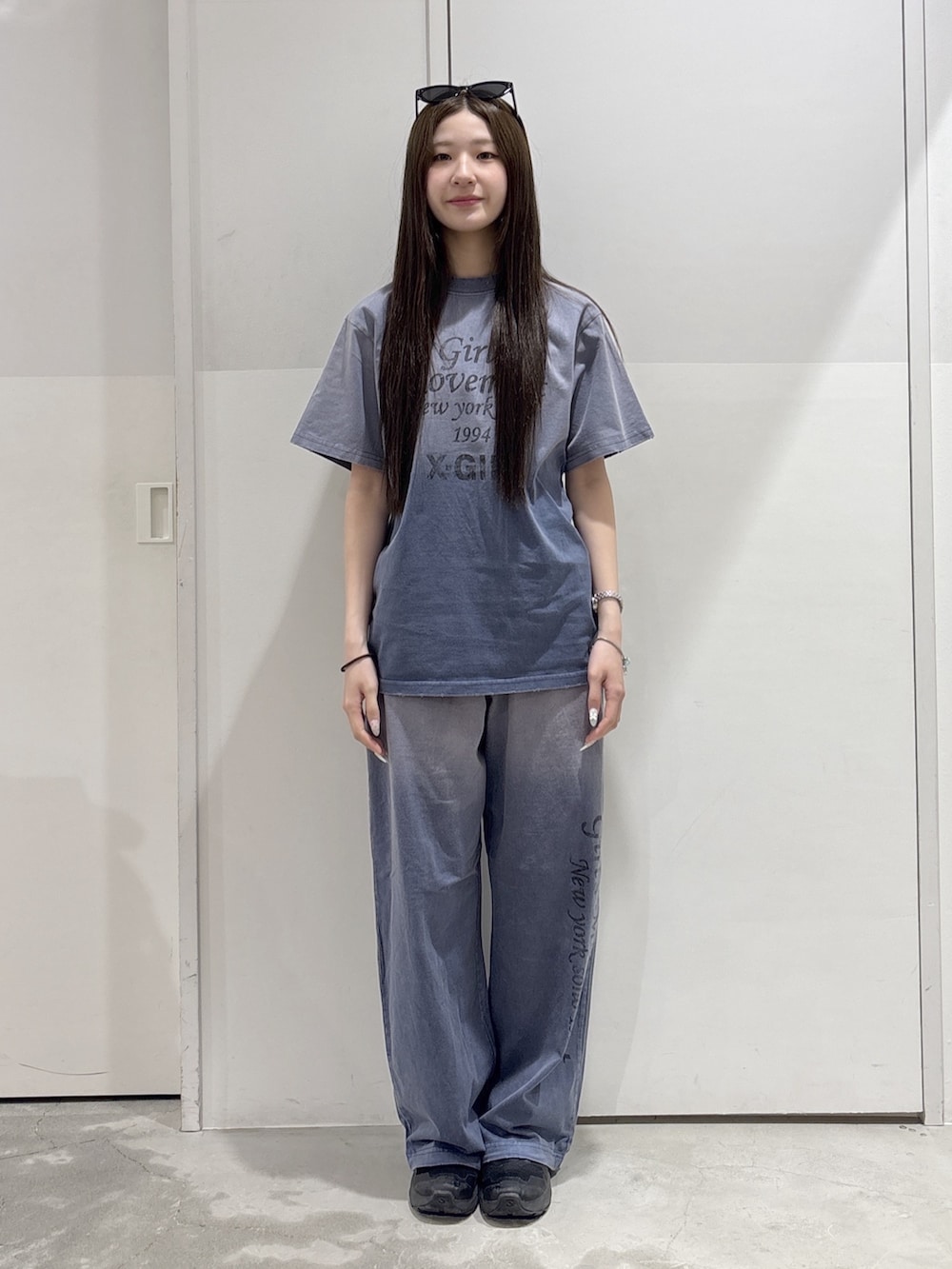 ブルー系のその他パンツ、ブルー系のTシャツ/カットソー、ブラック系のショルダーバッグを着用したレディースの夏コーディネートの5枚目の写真