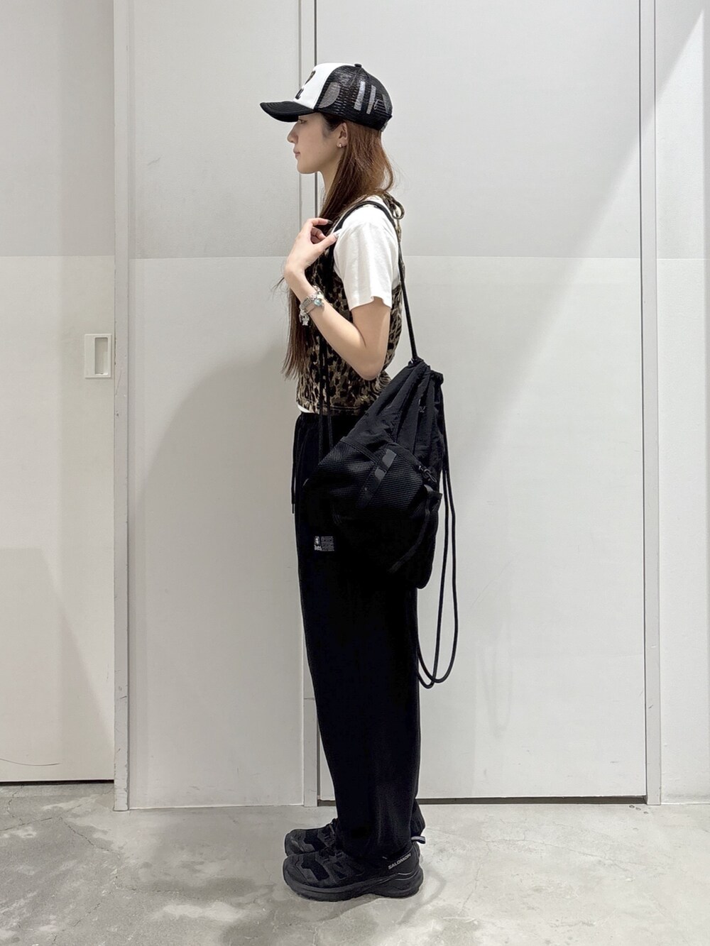 ベージュ系のキャミソール、ホワイト系のTシャツ/カットソー、ブラック系のスウェットパンツを着用したレディースの夏コーディネートの2枚目の写真