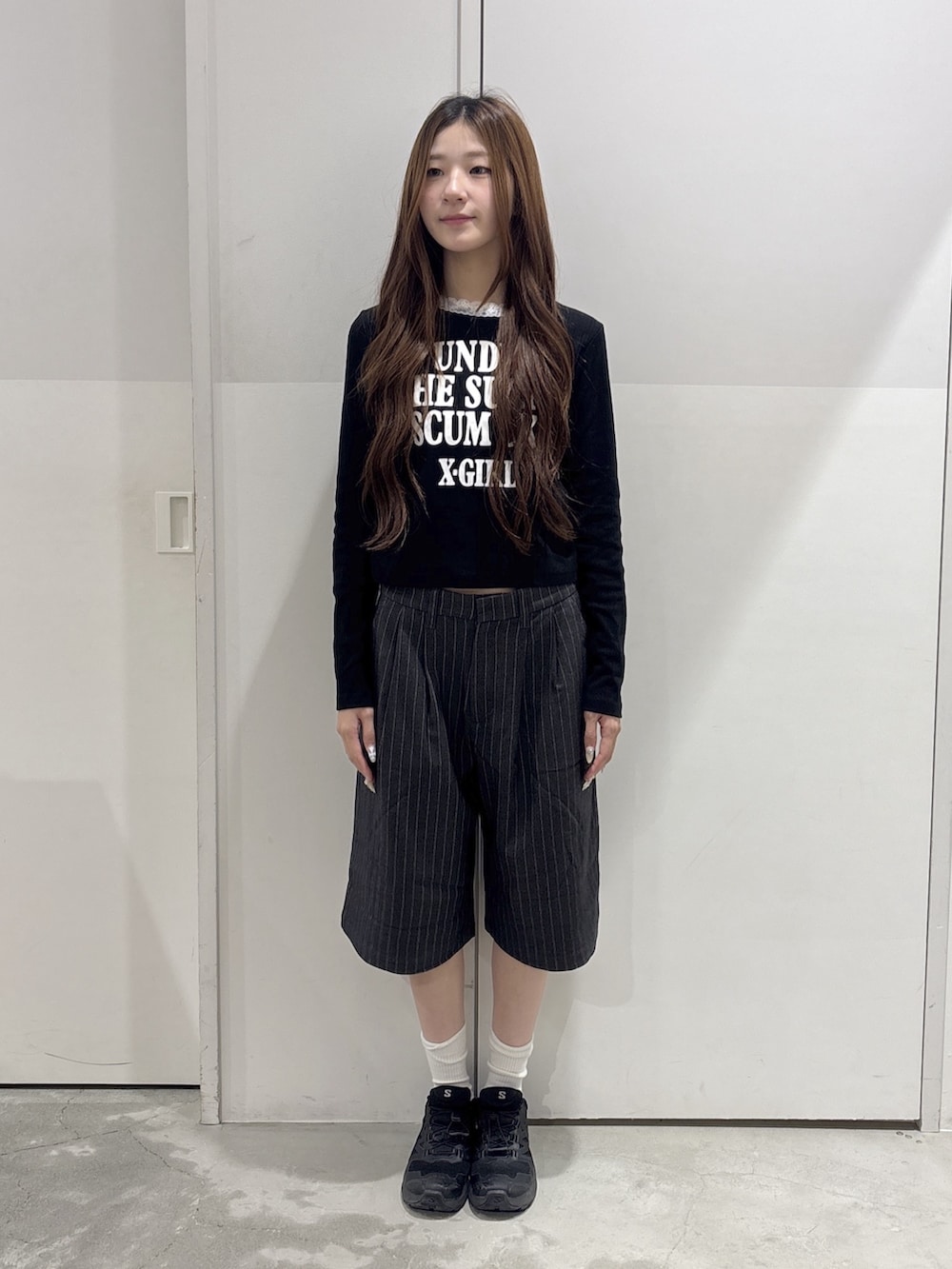 グレー系のその他パンツ、ブラック系のハンドバッグ、ブラック系のブルゾンを着用したレディースの秋コーディネートの4枚目の写真
