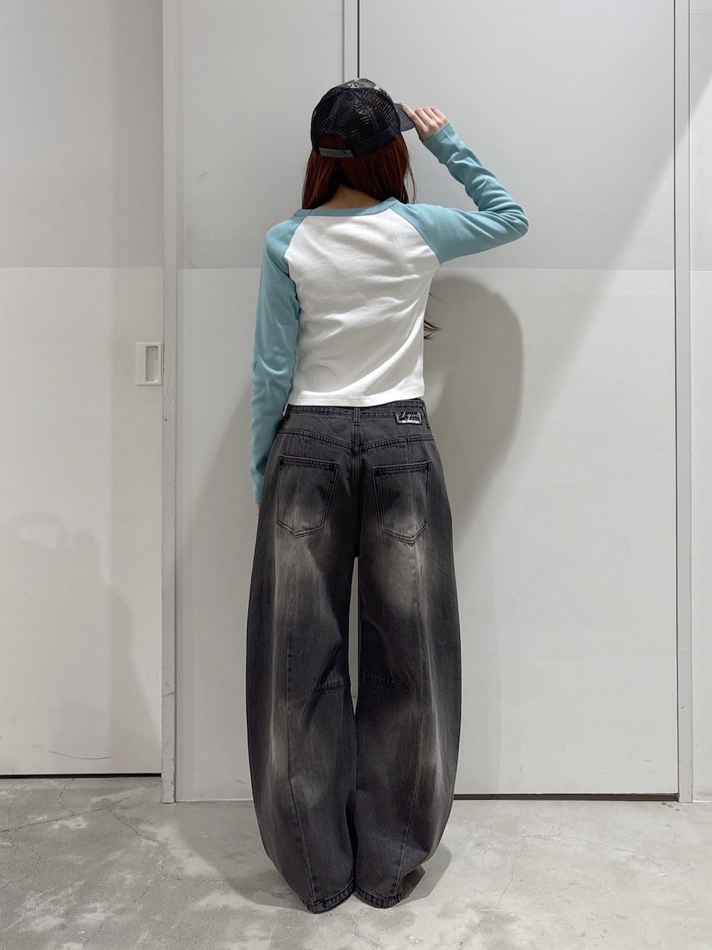 ブラック系のデニムパンツ、ブラック系のデニムジャケット、ホワイト系のTシャツ/カットソーを着用したレディースの春コーディネートの5枚目の写真