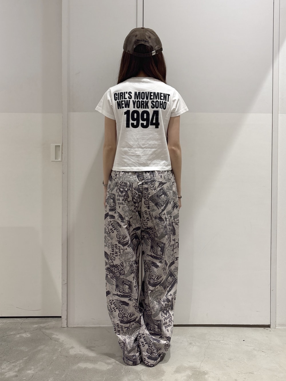 その他のその他パンツ、ブラック系のショルダーバッグ、ホワイト系のTシャツ/カットソーを着用したレディースの夏コーディネートの3枚目の写真