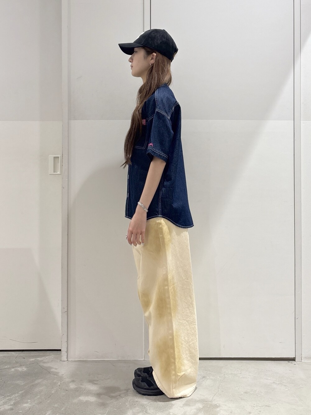 ホワイト系のデニムパンツ、ブルー系のシャツ/ブラウス、ピンク系のTシャツ/カットソーを着用したレディースの夏コーディネートの2枚目の写真