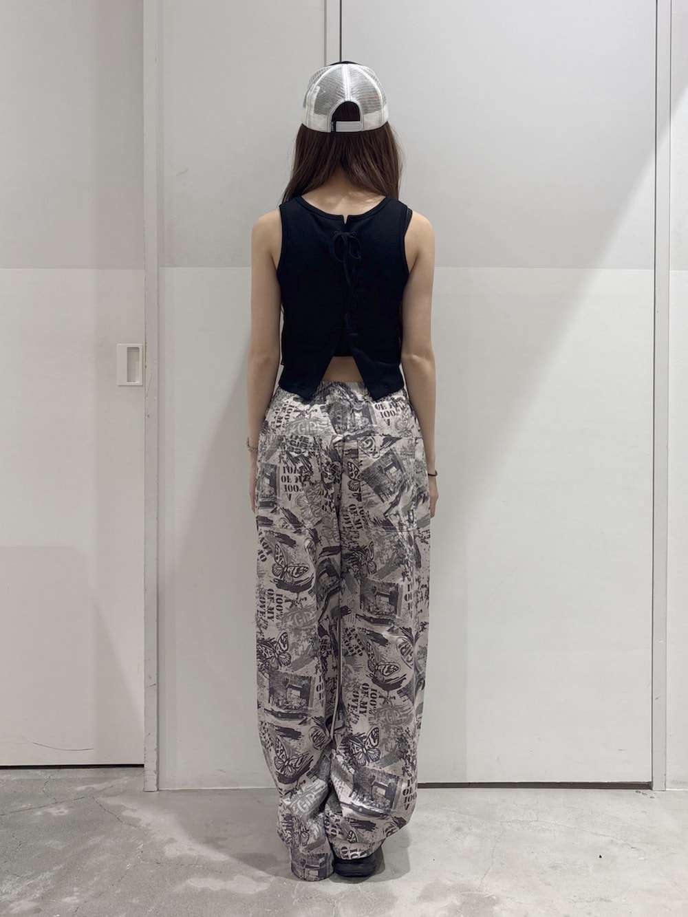 その他のその他パンツ、ブラック系のタンクトップ、ブラック系のバックパック/リュックを着用したレディースの夏コーディネートの3枚目の写真