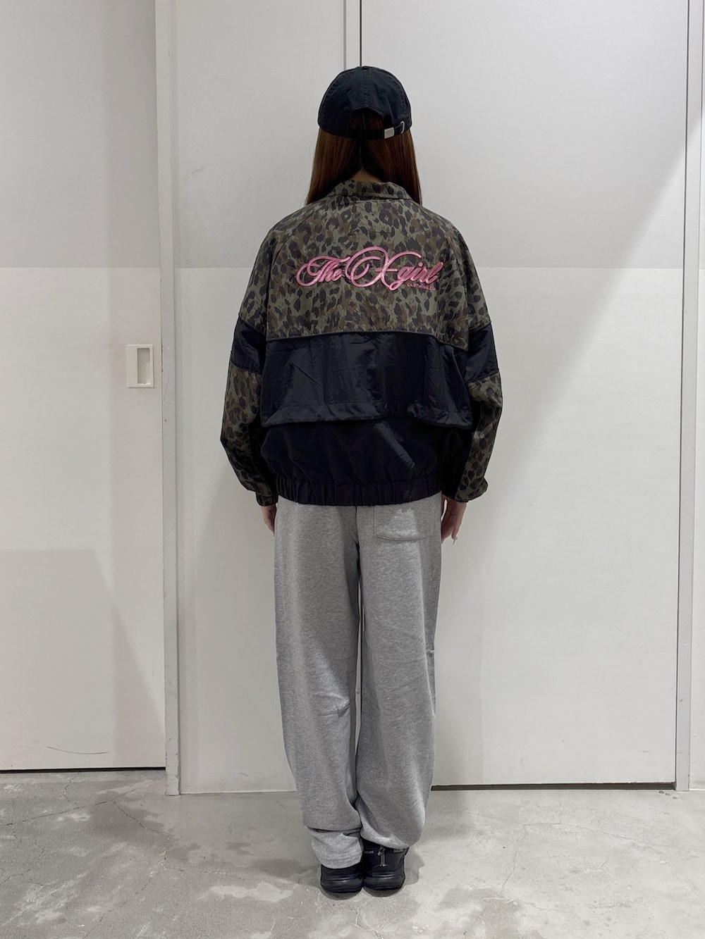 グレー系のスウェットパンツ、ベージュ系のブルゾン、ブラウン系のバックパック/リュックを着用したレディースの夏コーディネートの3枚目の写真