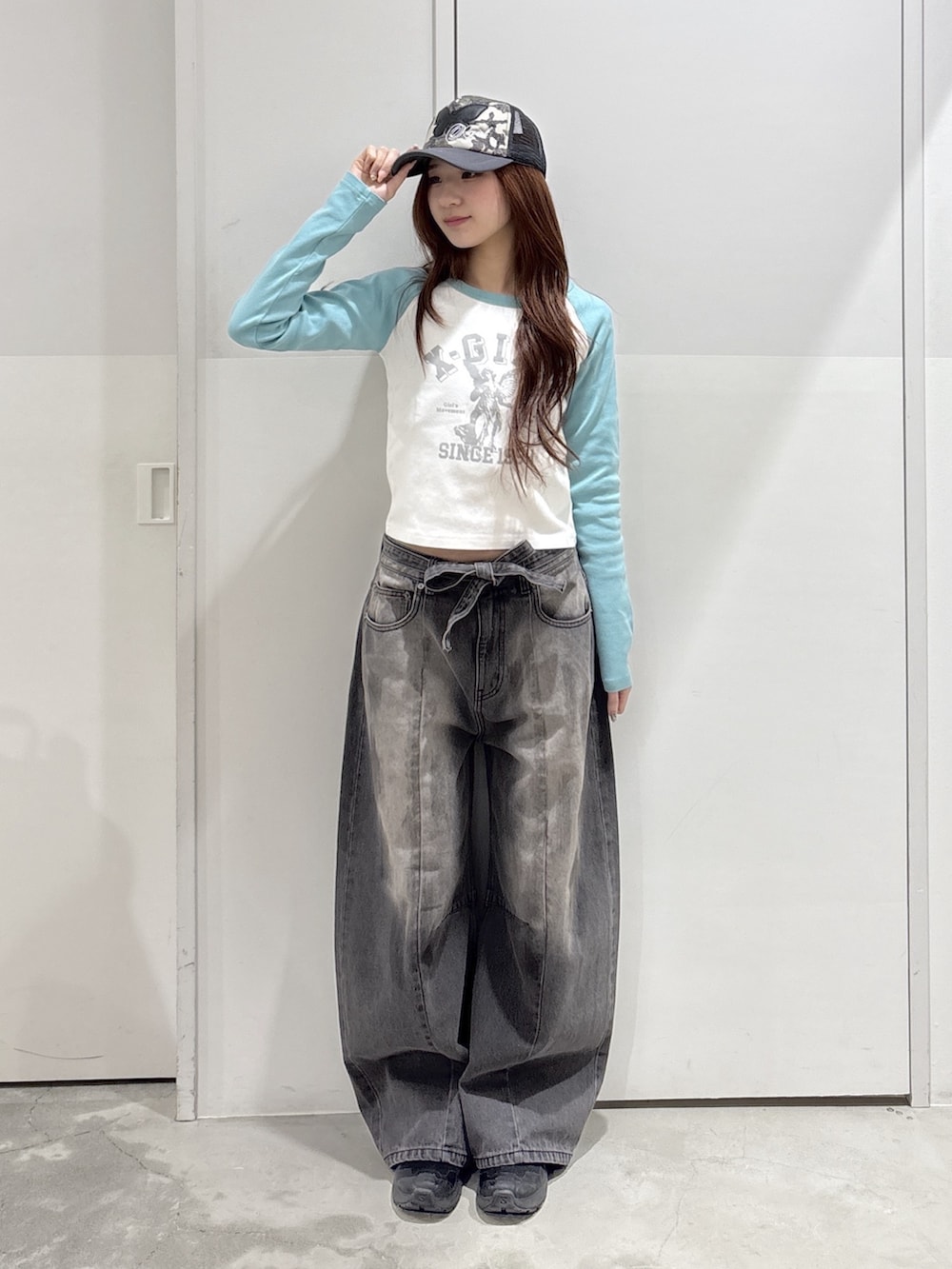 ブラック系のデニムパンツ、ブラック系のデニムジャケット、ホワイト系のTシャツ/カットソーを着用したレディースの春コーディネートの4枚目の写真