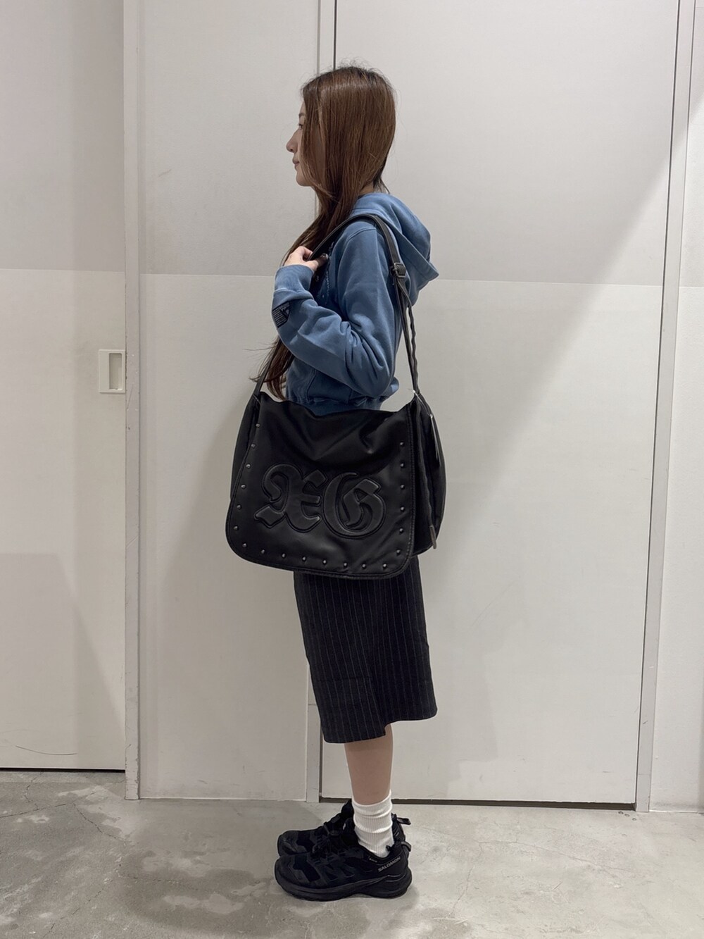 グレー系のその他パンツ、ブルー系のパーカー、ブラック系のTシャツ/カットソーを着用したレディースの秋コーディネートの2枚目の写真