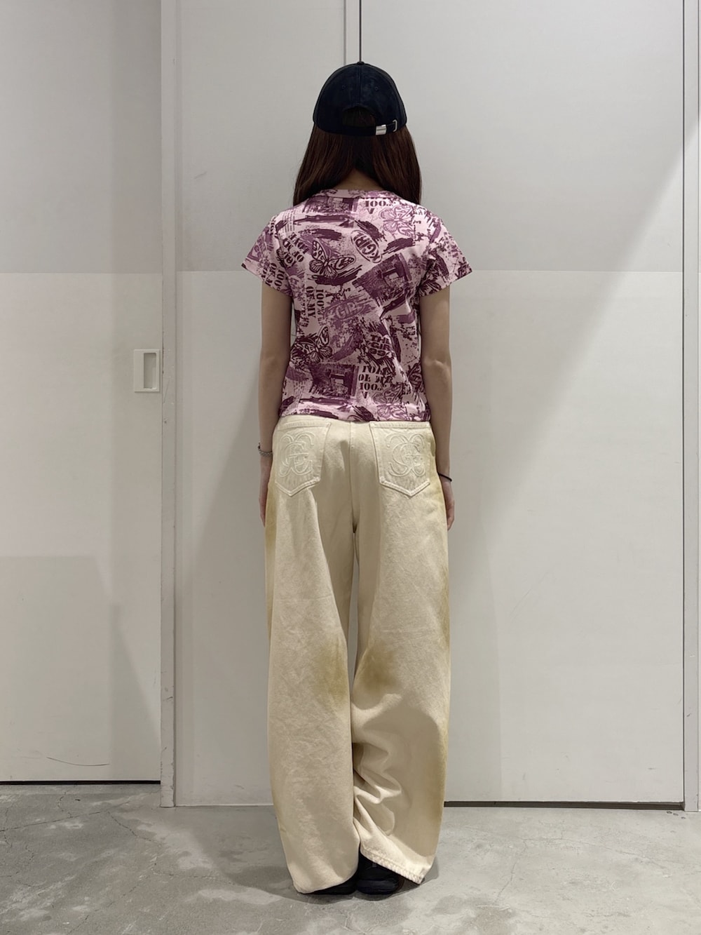 ホワイト系のデニムパンツ、ブルー系のシャツ/ブラウス、ピンク系のTシャツ/カットソーを着用したレディースの夏コーディネートの5枚目の写真