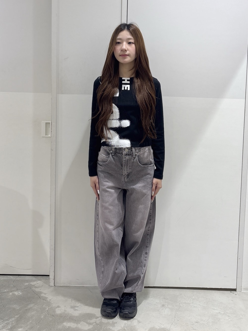 ピンク系のデニムパンツ、ピンク系のデニムジャケット、ブラック系のショルダーバッグを着用したレディースの秋コーディネートの4枚目の写真
