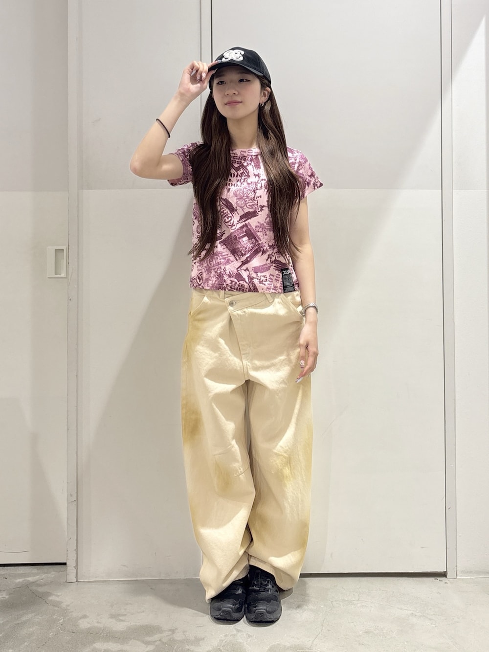 ホワイト系のデニムパンツ、ブルー系のシャツ/ブラウス、ピンク系のTシャツ/カットソーを着用したレディースの夏コーディネートの4枚目の写真