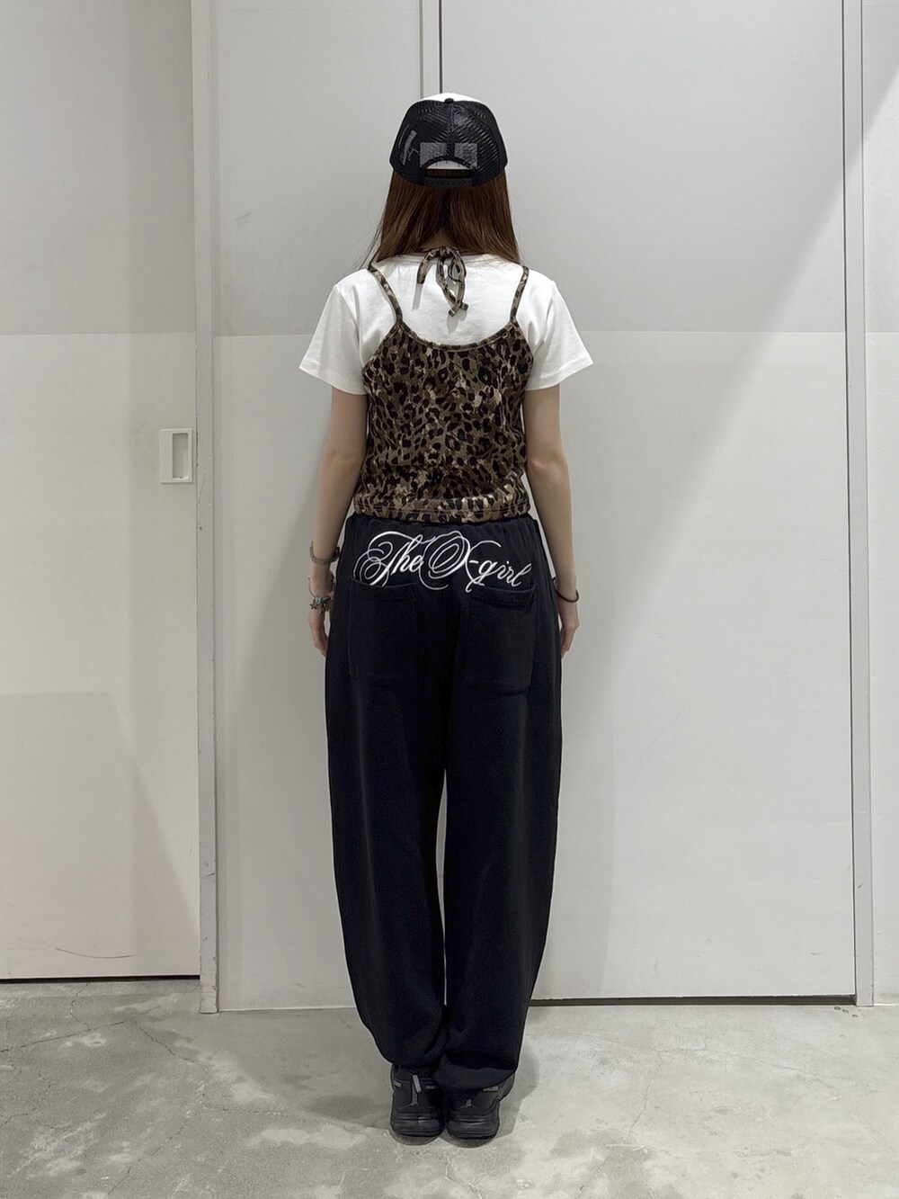 ベージュ系のキャミソール、ホワイト系のTシャツ/カットソー、ブラック系のスウェットパンツを着用したレディースの夏コーディネートの3枚目の写真